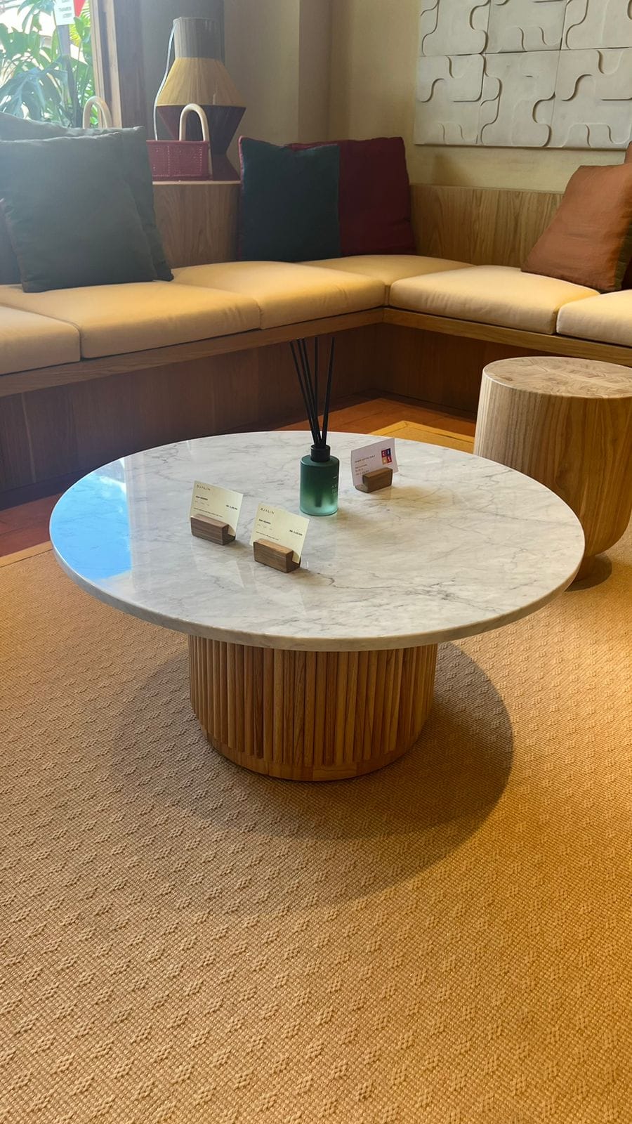 MEJA TAMU BULAT MODERN KAKI KAYU SALUR, TOP MEJA MARMER WHITE CARARA ITALY D100