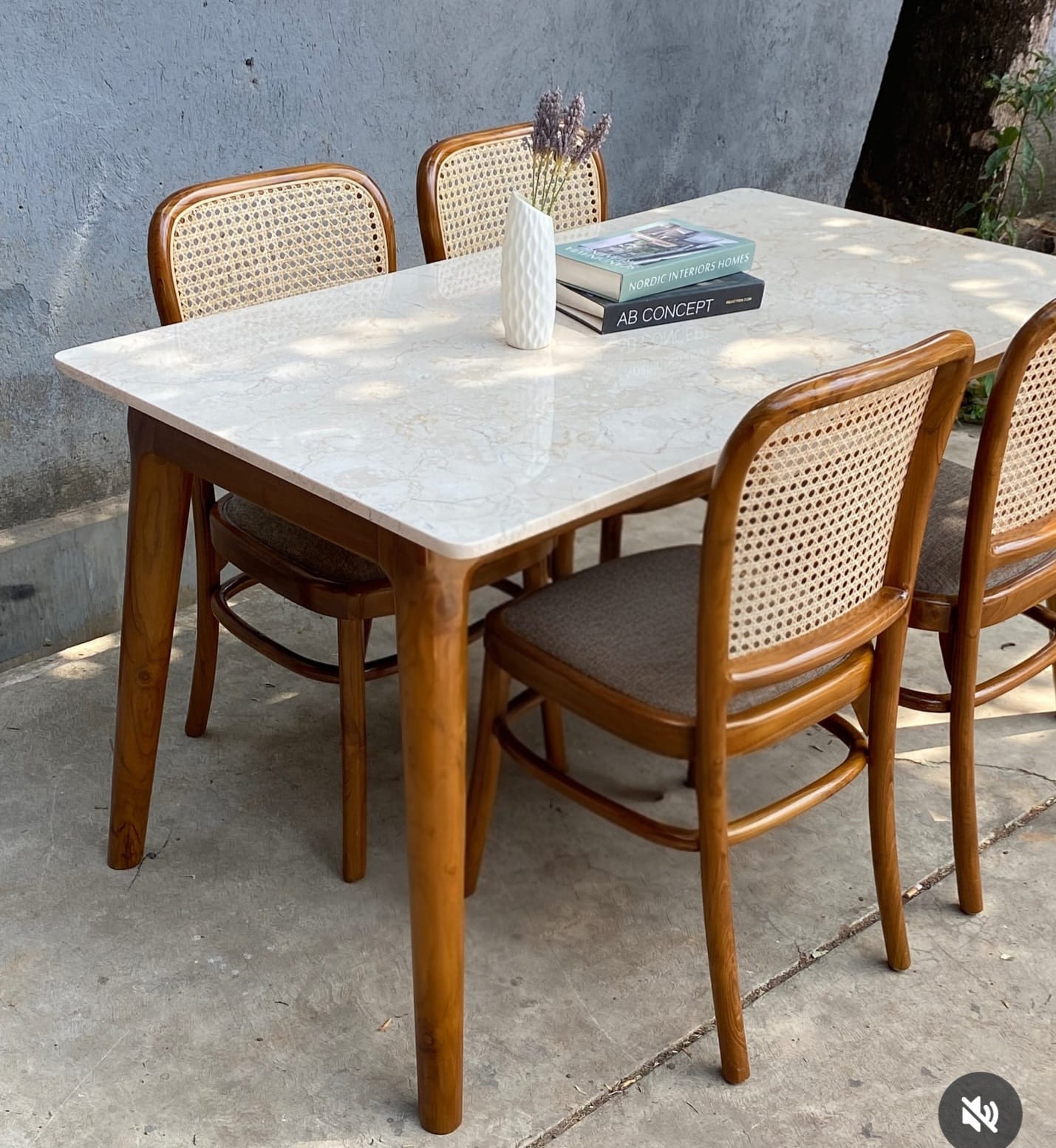 WhatsApp Image 2025-11-25 at 09.05.07 Set Meja Makan Marmer Cream 160x80 + 4 kursi - Gambar 1